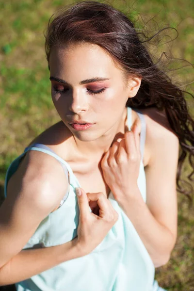 Bruna Ragazza Una Camicetta Turchese Parco Estivo All Aperto — Foto Stock