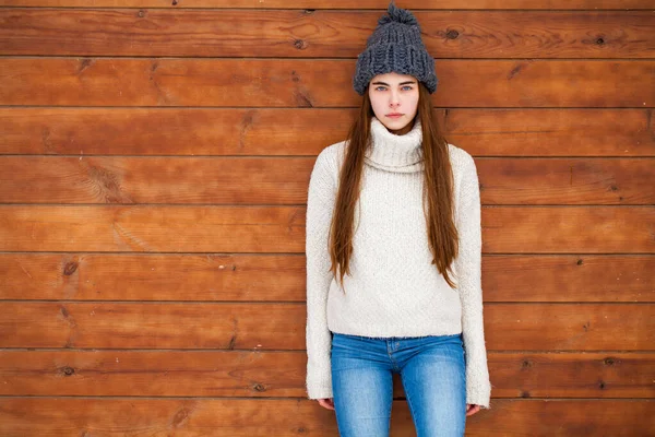 Retrato Una Mujer Joven Suéter Contra Una Pared Madera —  Fotos de Stock