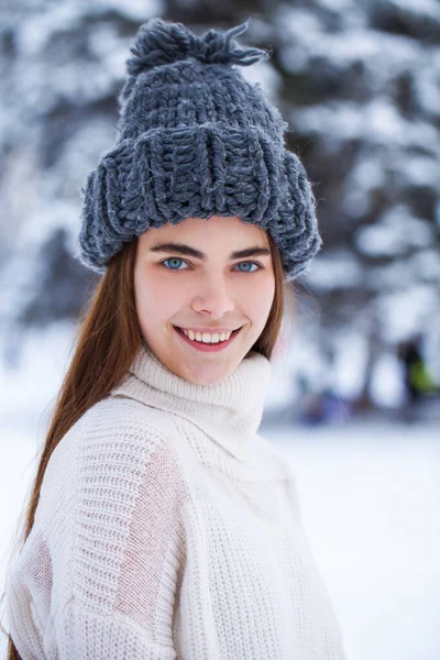 Close Portrait Young Beautiful Girl Winter Park — Stock Photo, Image