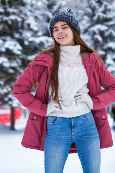 Крупный План Портрета Молодой Красивой Девушки Зимнем Парке — стоковое фото