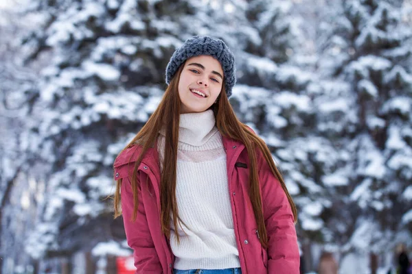 Close Retrato Uma Jovem Menina Bonita Parque Inverno — Fotografia de Stock