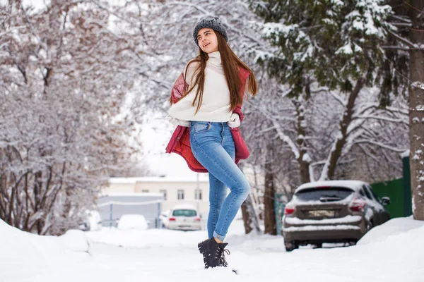 Retrato Corpo Inteiro Uma Jovem Menina Bonita Parque Inverno — Fotografia de Stock