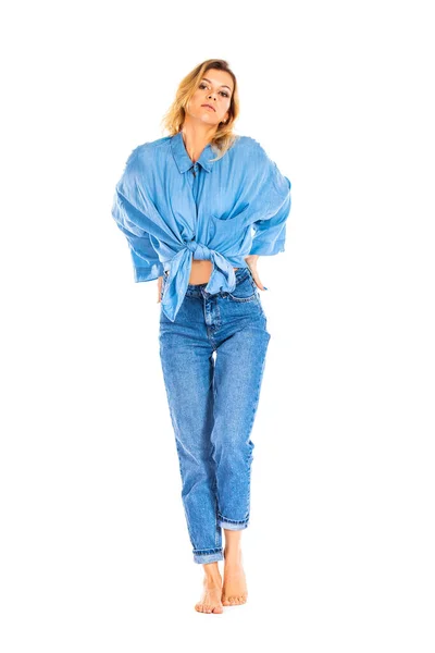 白い背景に隔離された青いジーンズとシャツのブロンド女性の完全な長さの肖像画 — ストック写真
