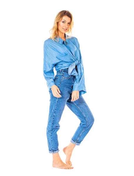 Full Length Portret Van Blonde Vrouw Blauwe Jeans Shirt Geïsoleerd — Stockfoto