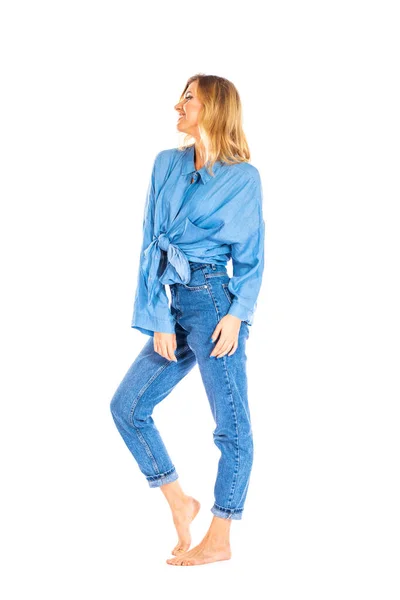 Full Längd Porträtt Blond Kvinna Blå Jeans Och Skjorta Isolerad — Stockfoto
