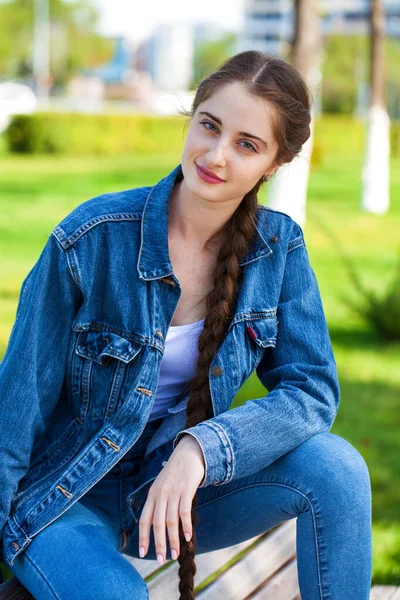 Portrét Mladé Krásné Brunetky Dívka Letním Parku — Stock fotografie