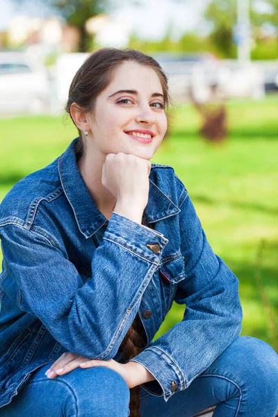 Miúda Adolescente Retrato Uma Jovem Menina Bonita Parque Verão Livre — Fotografia de Stock