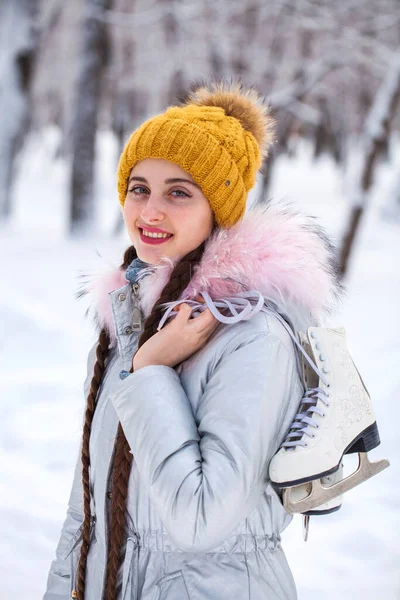 Close Portret Młodej Pięknej Dziewczyny Łyżwy Iść Lodowisko Zimą Zewnątrz — Zdjęcie stockowe