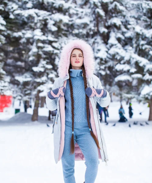 Gros Plan Portrait Une Jeune Belle Fille Dans Parc Hiver — Photo