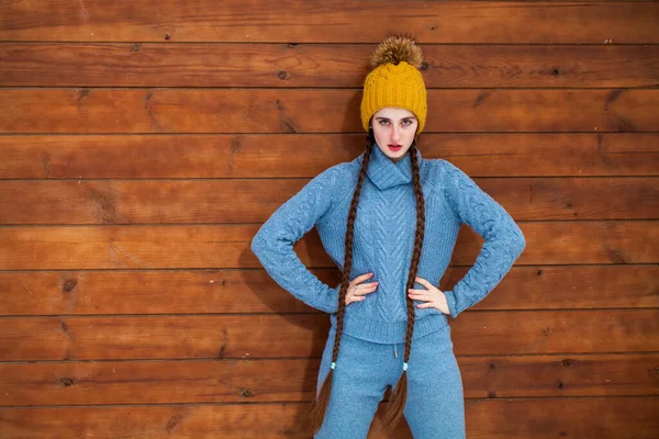 Porträt Einer Jungen Frau Blauen Pullover Gegen Eine Holzwand — Stockfoto