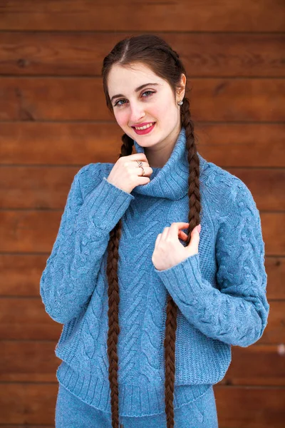 Retrato Una Mujer Joven Jersey Azul Contra Una Pared Madera —  Fotos de Stock