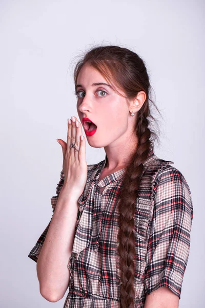 Retrato Cerca Una Joven Morena Sobre Fondo Gris Aislado —  Fotos de Stock