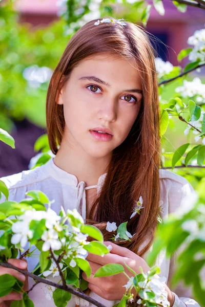 Retrato Una Joven Pelirroja Posando Sobre Telón Fondo Manzano Flor — Foto de Stock