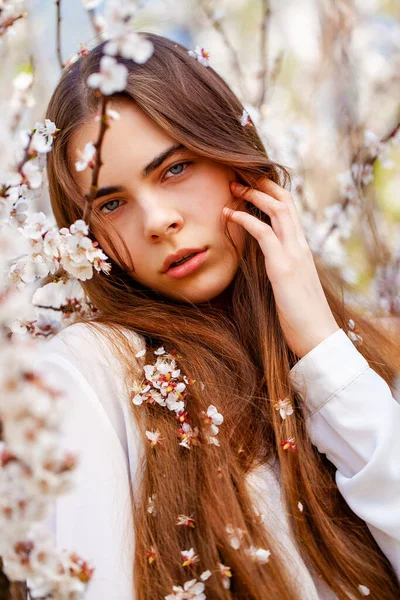 Jolie Adolescente Posent Dans Jardin Près Cerisier Fleur Avec Des — Photo