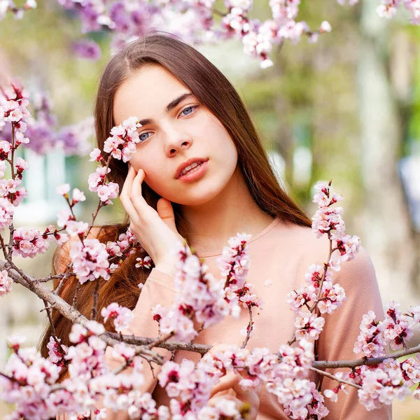 Beauté Adolescent Fille Posant Près Fleurs Cerisier Avec Des Fleurs — Photo