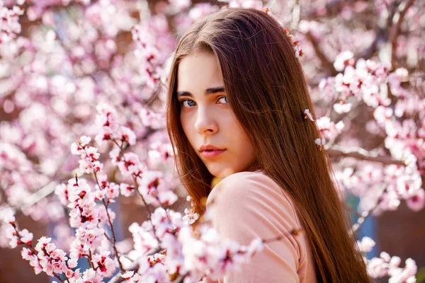 Piękno Nastolatka Dziewczyna Pozowanie Pobliżu Kwiat Wiśni Drzewa Różowymi Kwiatami — Zdjęcie stockowe