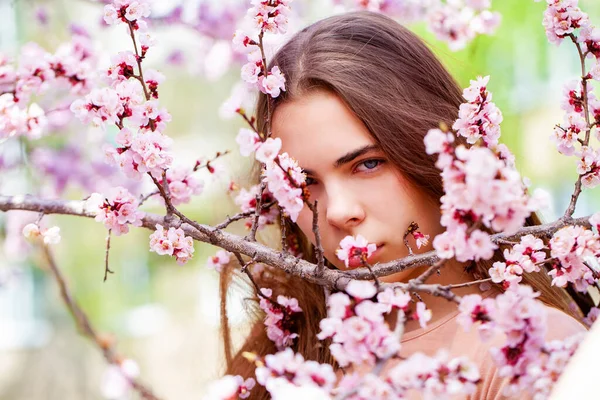 Hezké Teen Dívka Pózují Zahradě Blízkosti Květu Třešeň Bílými Květy — Stock fotografie