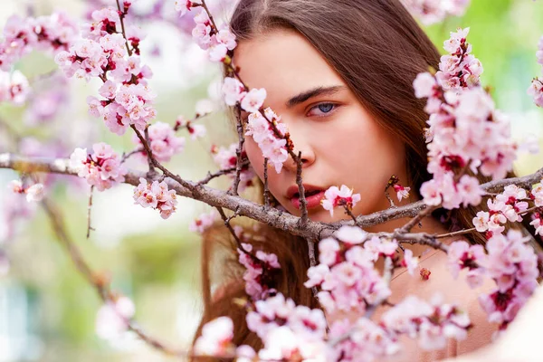 Linda Chica Adolescente Están Posando Jardín Cerca Cerezo Flor Con —  Fotos de Stock