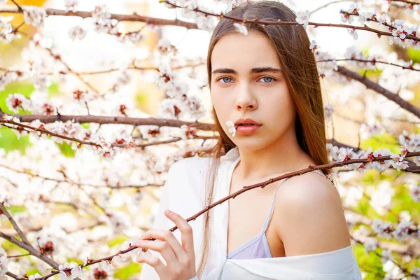 Hezké Teen Dívka Pózují Zahradě Blízkosti Květu Třešeň Bílými Květy — Stock fotografie