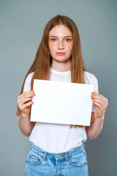 Портрет Молодой Девушки Чистым Листом Бумаги Место Надписи — стоковое фото