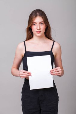 Boş bir kağıt parçasıyla genç bir kızın portresi. Yazıt için bir yer.