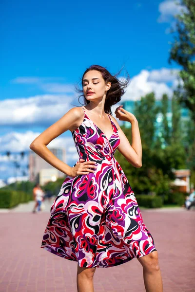 Yazlık Elbiseli Güzel Esmer Bir Kızın Portresi — Stok fotoğraf
