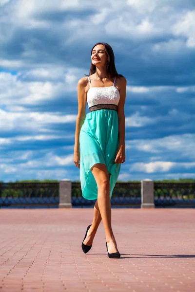 Ett Långt Porträtt Ung Vacker Flicka Turkos Klänning Promenader Längs — Stockfoto