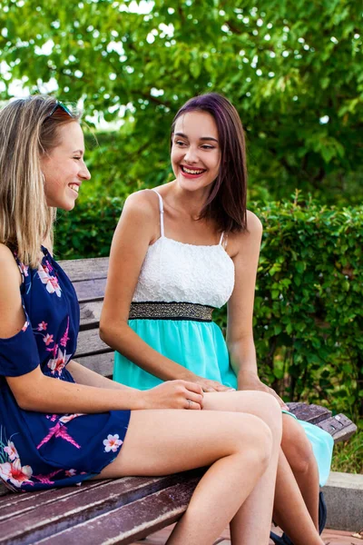 Two Young Beautiful Girlfriends Sitting Bench Summer Park — Stock Photo, Image