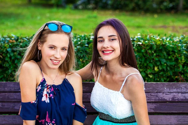 Two Young Beautiful Girlfriends Sitting Bench Summer Park — Stock Photo, Image