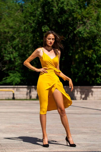 若いですブルネット女性で黄色のドレス — ストック写真