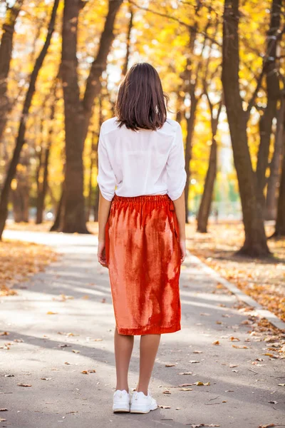 Brunette Haar Model Achteraanzicht Meisje Oranje Rok Herfst Park Outdoor — Stockfoto