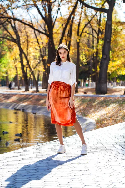 Retrato Cuerpo Completo Una Joven Morena Falda Naranja Caminando Parque —  Fotos de Stock