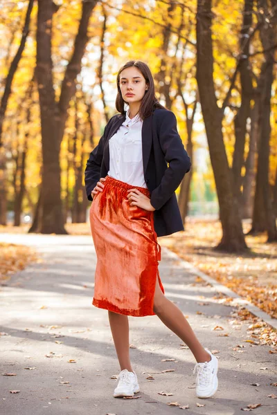 Celotělový Portrét Mladé Brunetky Oranžové Sukni Kráčející Podzimním Parku — Stock fotografie