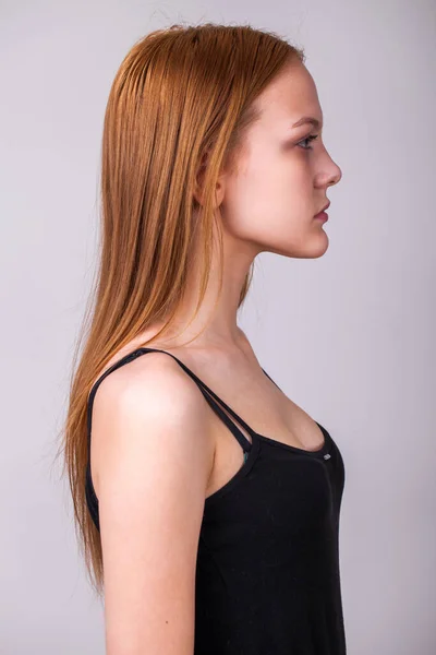 Retrato Jovem Bela Mulher Cabelo Vermelho Perfil Isolado Fundo Cinza — Fotografia de Stock