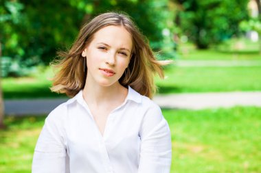 Yaz parkında genç ve güzel bir esmer kızın portresi.