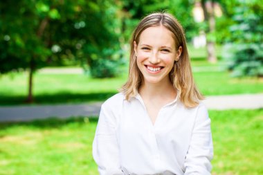 Yaz parkında genç ve güzel bir esmer kızın portresi.