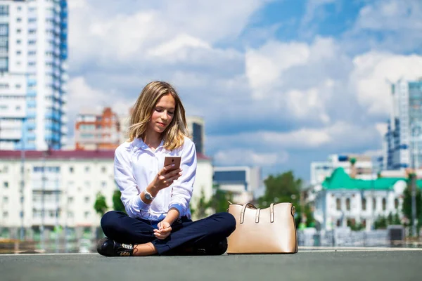 Jeune Belle Fille Affaires Assise Sur Place Ville — Photo