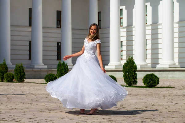 Mladá Krásná Školačka Plesovém Sále Šaty — Stock fotografie