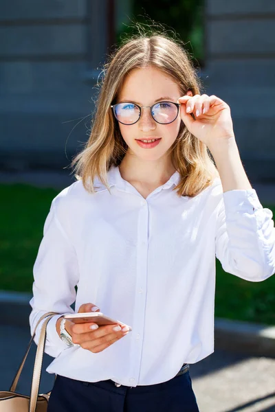 Portrét Mladé Krásné Obchodní Dívka Brýlích — Stock fotografie