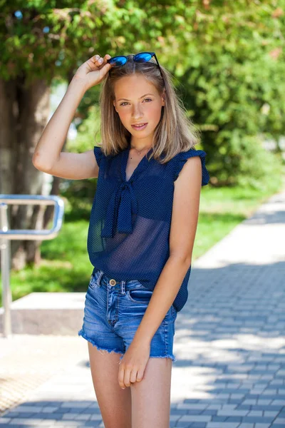 Close Portrait Young Beautiful Blonde Woman Summer Park — Stock Photo, Image