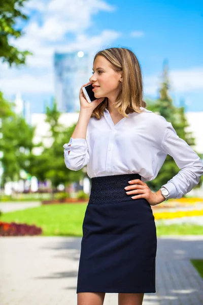 Retrato Jovem Assistente Uma Blusa Branca Telefonando Rua — Fotografia de Stock