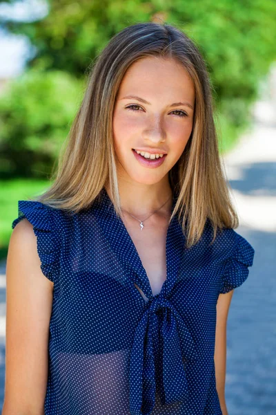 Close Portret Van Een Jonge Mooie Blonde Vrouw Zomer Park — Stockfoto