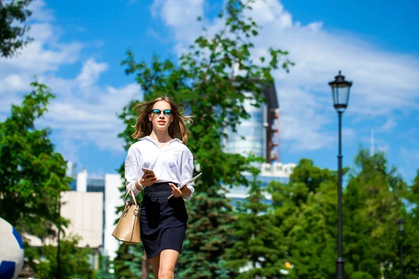 Retrato Cerca Una Joven Hermosa Rubia Blusa Blanca Caminando Parque —  Fotos de Stock