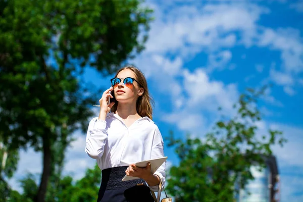 Portrét Mladého Asistenta Bílé Blůze Telefonující Ulici — Stock fotografie