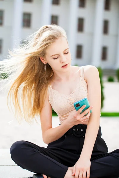 Close Portret Van Een Jonge Mooie Blonde Vrouw Zomer Buiten — Stockfoto