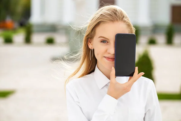 Junges Schönes Mädchen Zeigt Smartphone Display — Stockfoto