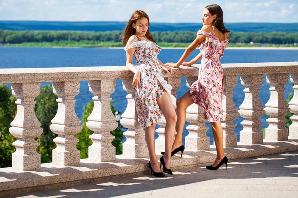 Porträt Zweier Junger Frauen Badeanzügen Die Strand Posieren — Stockfoto