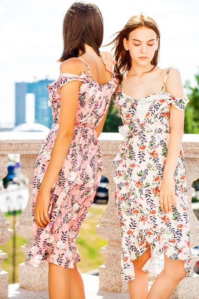 Two Young Beautiful Brunette Girls Summer Dress Posing Street — Stock Photo, Image