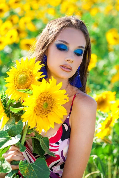 Retrato Uma Jovem Menina Bonita Com Maquiagem Brilhante Campo Girassol — Fotografia de Stock