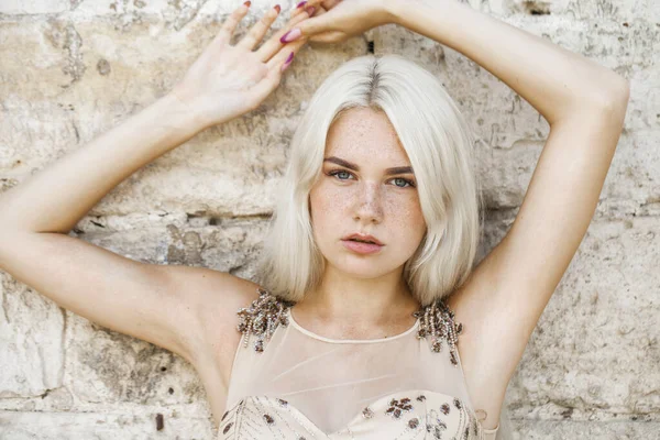 Retrato Uma Jovem Bela Mulher Loira Vestido Bege — Fotografia de Stock